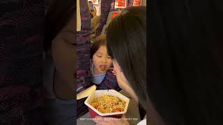 Kadın aç çocuğu doyuruyor 😲