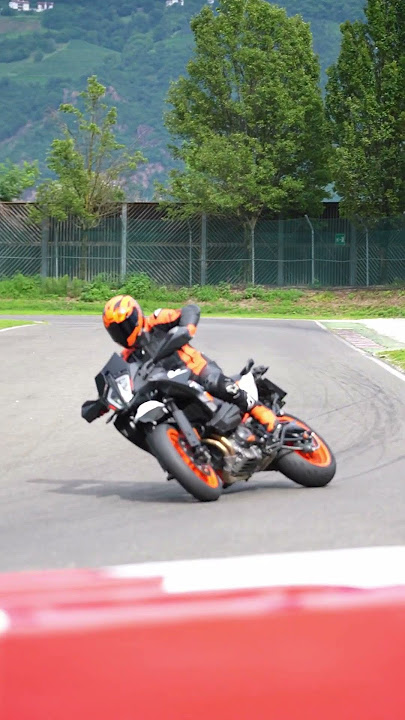 No matter how tight the turns, the KTM 890 SMT handles them with ease.