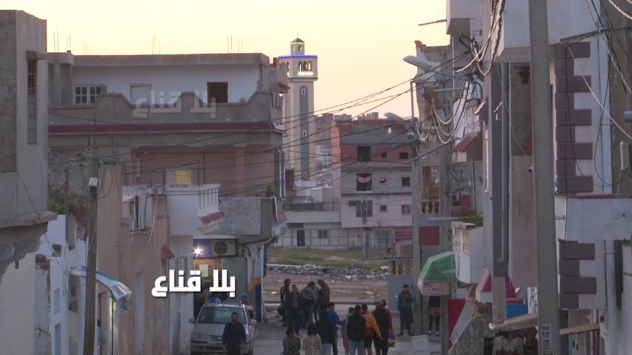 ماذا يحـصل في حي النور؟ براكـ ـاجات في وضـ ــح النهار وشباب عندو خمسة صغار يعيش من مصروف أمو !!