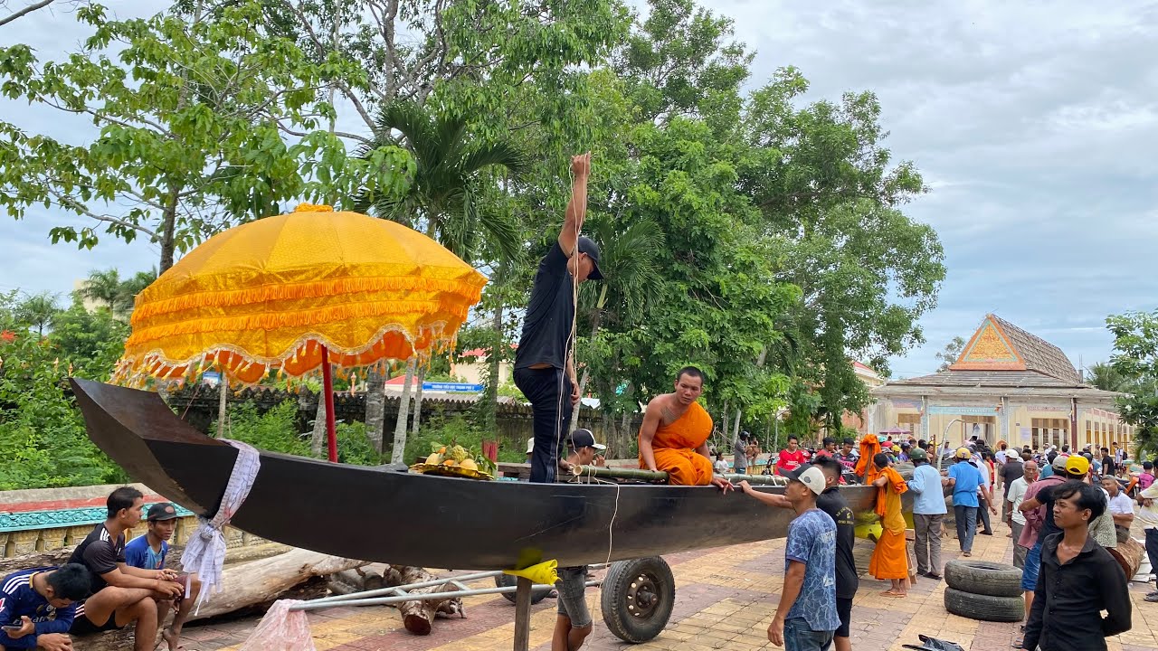 Ghe ngo độc mộc chùa Cần Đước đã kéo lên đến chùa ទូកងវត្តព្រែកអណ្តើក