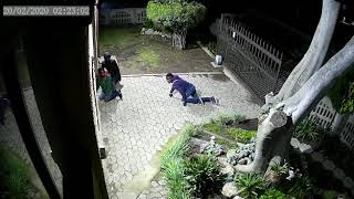 Men caught on camera stealing a bike