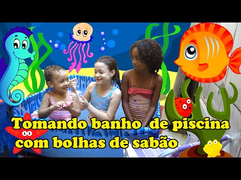 Tomando banho de piscina com bolhas de sabão.