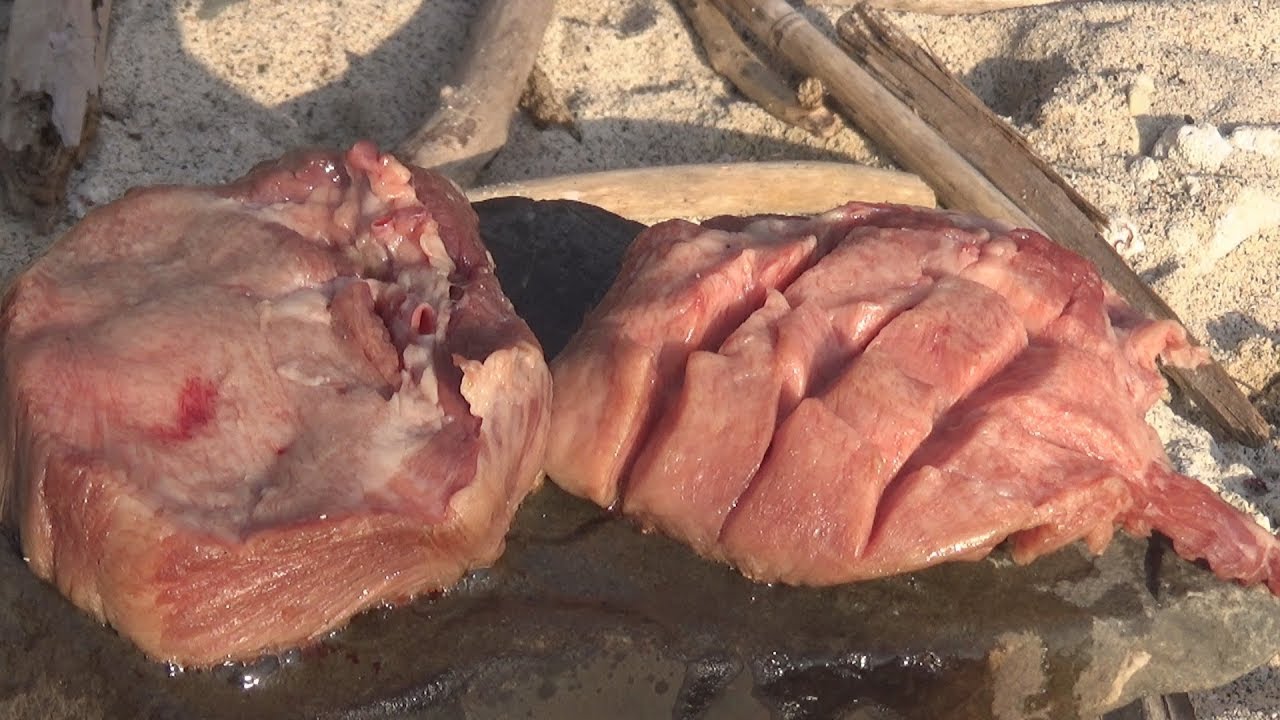 シロアリ食べながら石焼き厚切り牛タンステーキ！