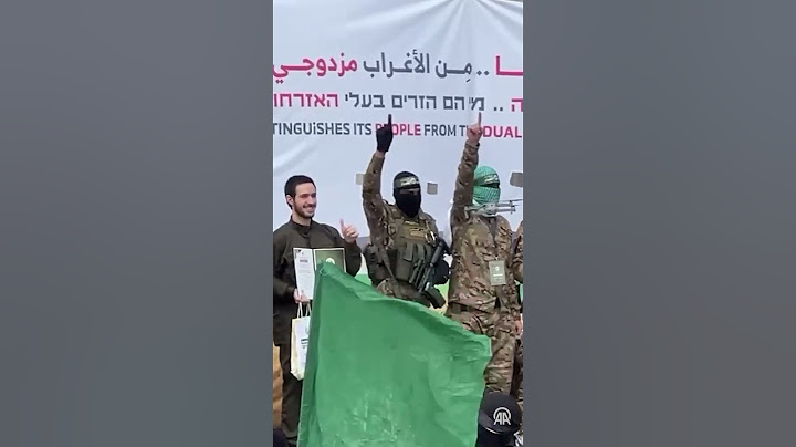 Serbest bırakılan İsrailli esirlerden biri Hamas üyelerini başlarından öptü