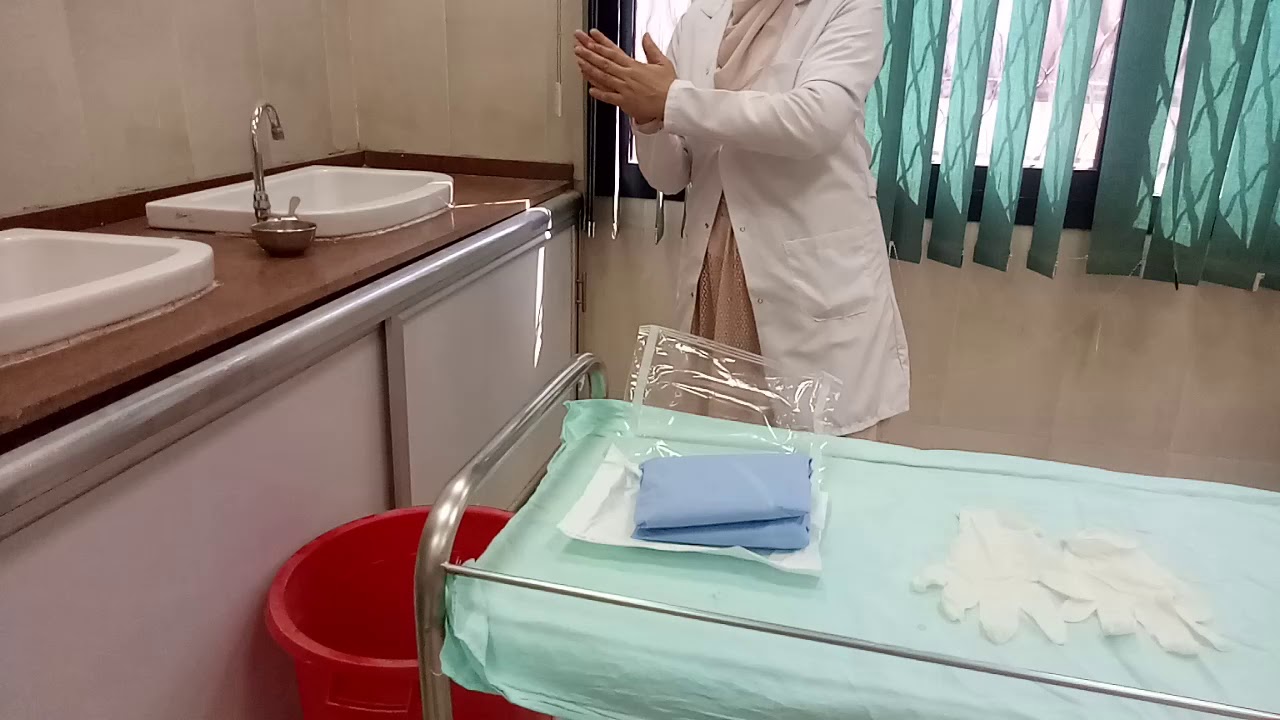 محاضرة تمريض باطنى جراحى عملى الفرقة الاولى use of protective clothing part 1 د/خلود يوم 18/10/2020