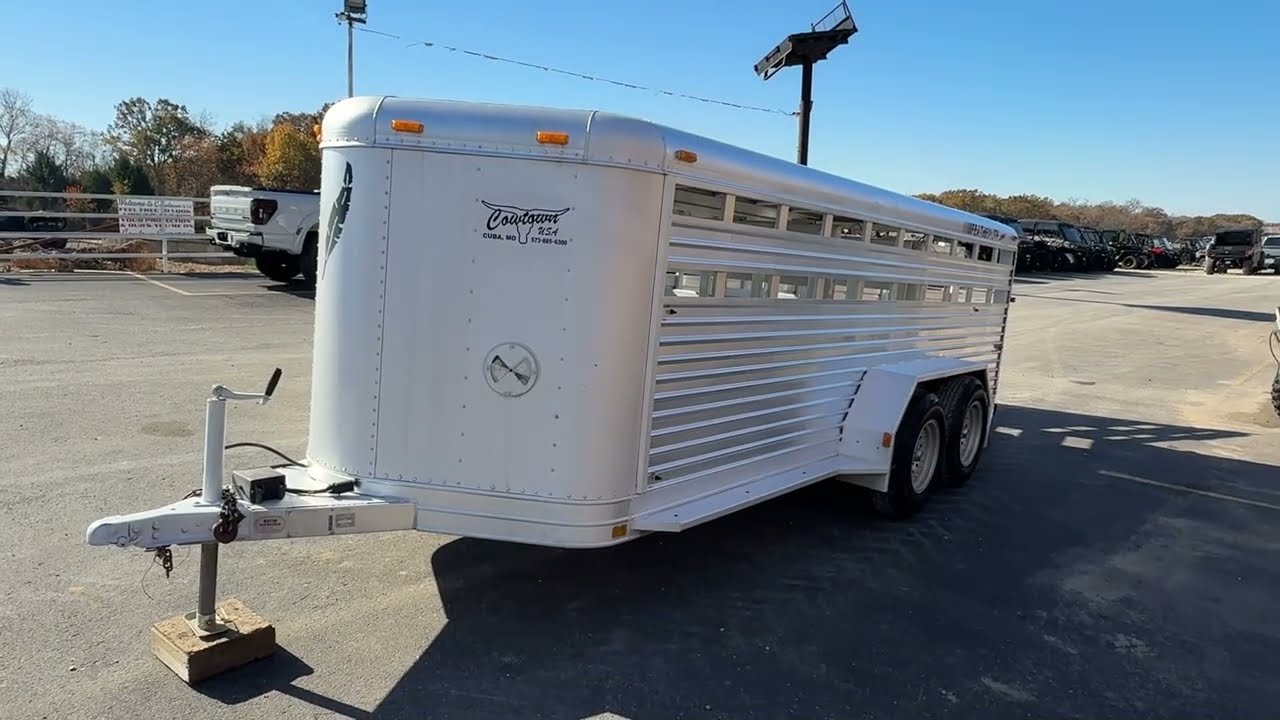 Прицеп для скота Featherlite Trailers LowPro 1999 года выпуска