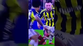 Kırmızı Kart Olan Bu Pozisyona Yasin Kol Faul Bile Vermedi.