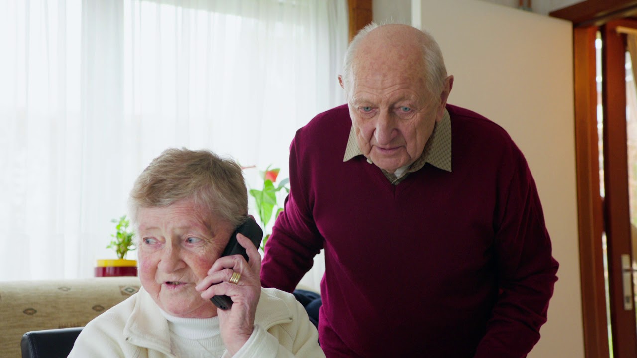 Jelle's oma schittert in een scène van Familie | De Wensboom | VTM