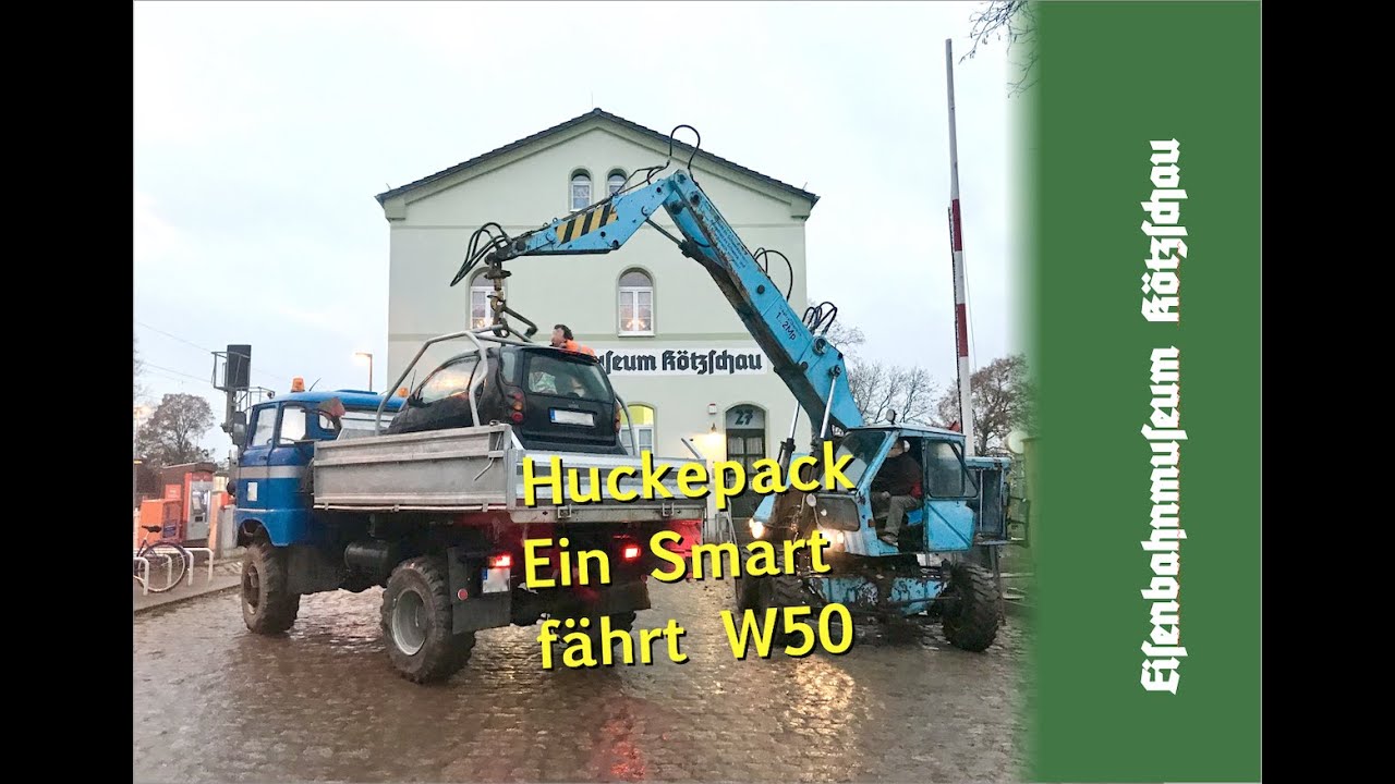 Ein Smart fährt mit dem IFA W50 LKW Verladen mit dem T174 #excavator