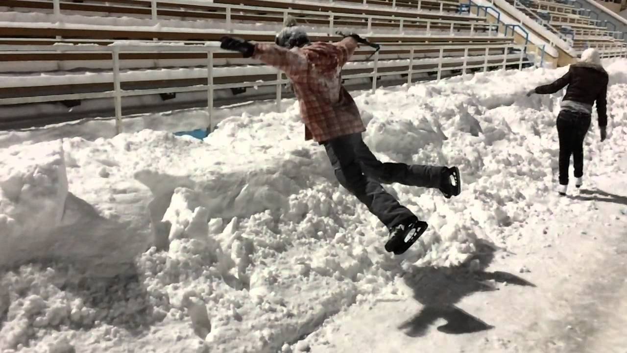 Город засыпало снегом. Блоггер который кинул ребенка в сугроб. Ребенка бросают в сугроб. Мэй превратилась в сугроб. Дети прыгают в сугроб.