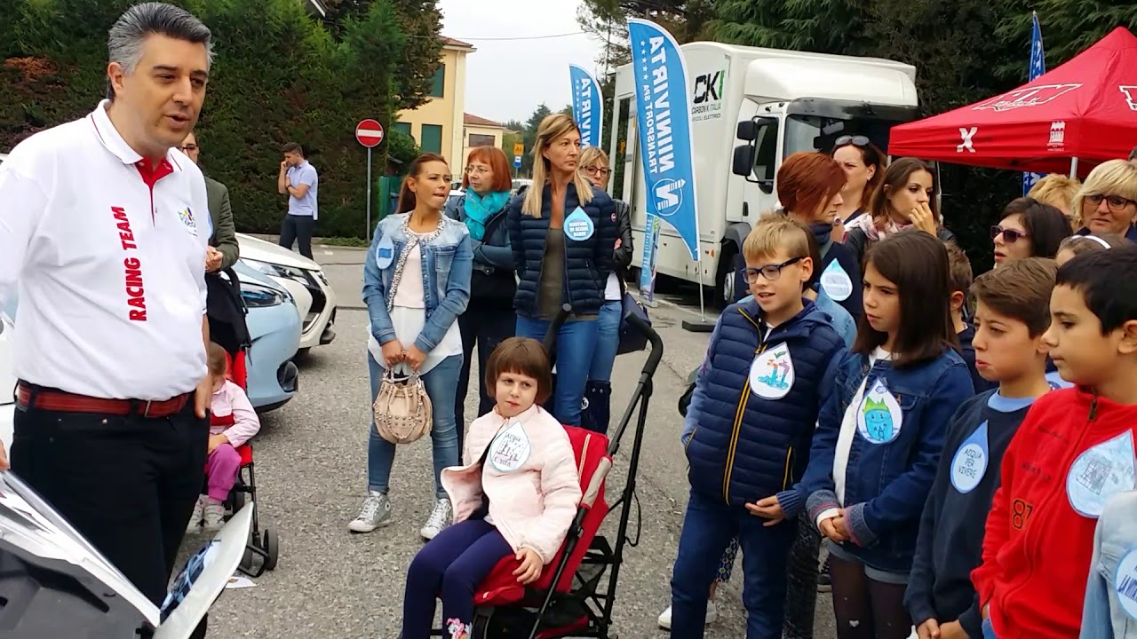 Nicola Ventura a Rivolta d'Adda spiega alle scolaresche l'auto elettrica