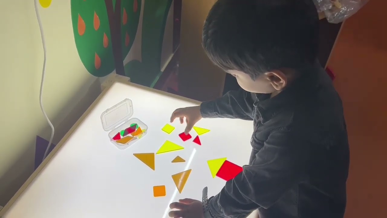 Illuminating sensory table | Kids explore colours, shapes, textures with a visual perception.