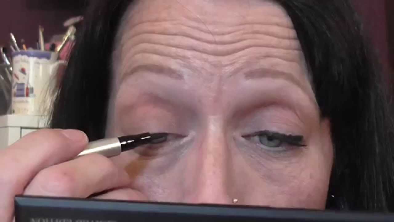 Bold Eye Liner & Pink Lips