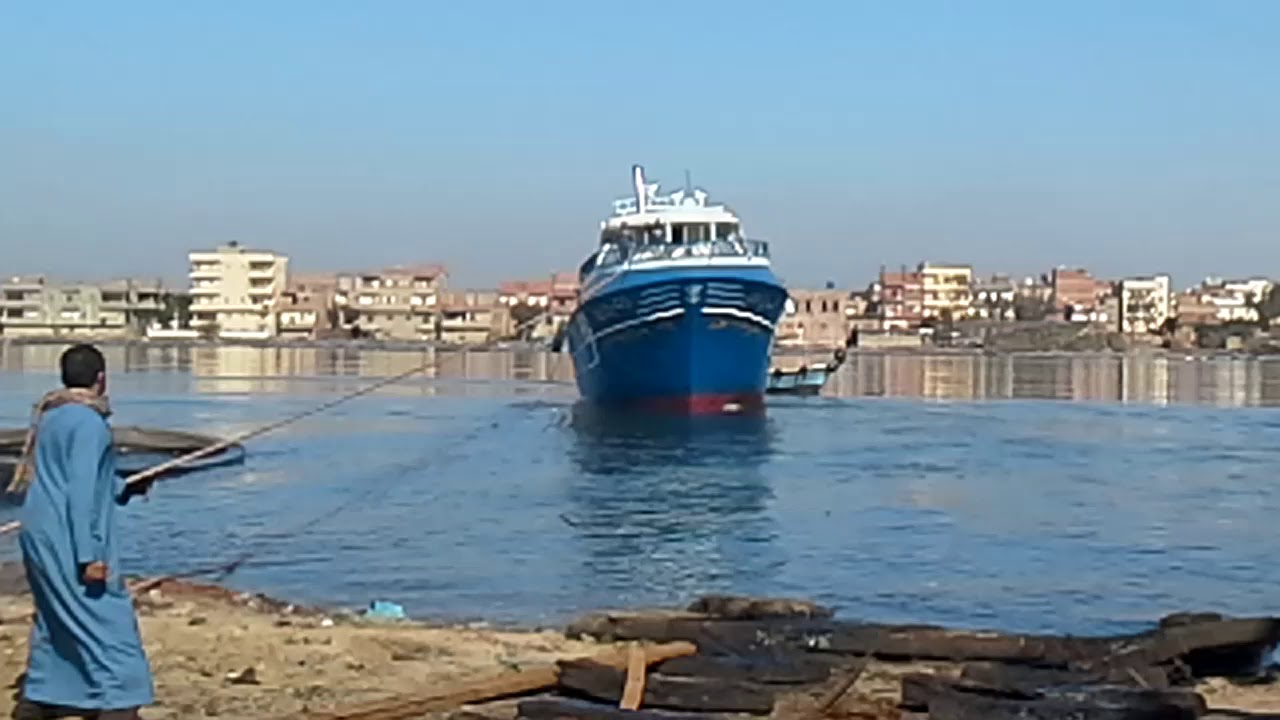 انزال مركب صيد بأحد ورش صناعه السفن ببرج رشيد