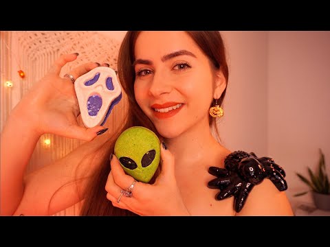 ASMR Bubbly Verkäuferin im Halloween-Shop berät dich