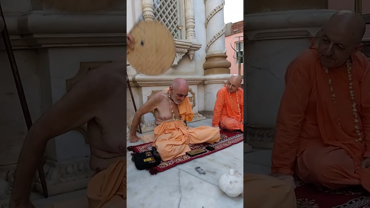 Guru Maharaja ( H.H Hanumat Presaka Swami) giving class at Shripad Maharaj samadhi Mndir, Radhakunda