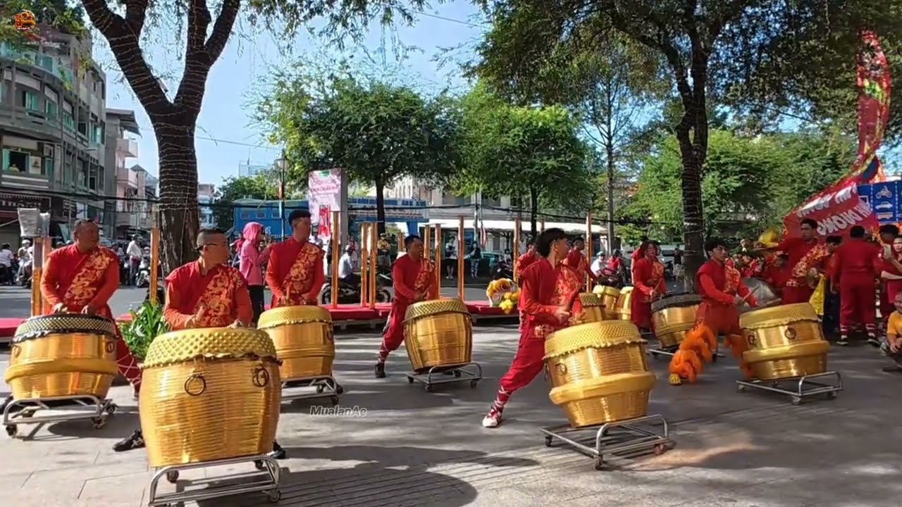 舞狮队的鼓声响彻云霄 - 越南仁义堂