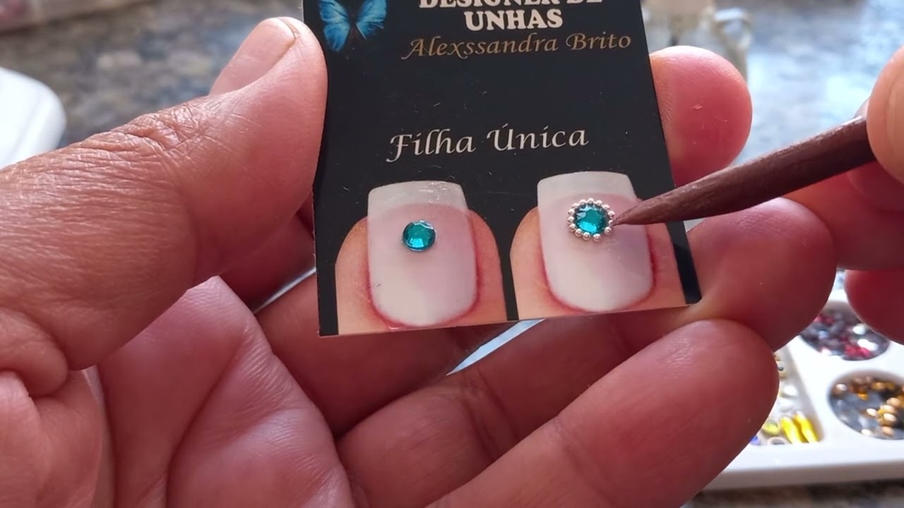 Faça três  modelos de joias para suas unhas