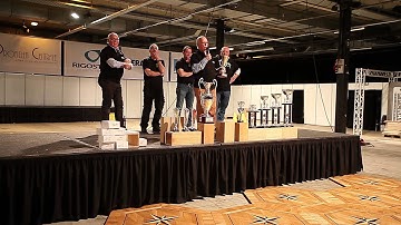 Walter Esch reikt bokaal uit aan Gerben Sas