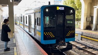 E131系1000番台ﾅﾊT4編成が各駅停車弁天橋行きとして鶴見駅3番線に到着停車するシーン（2024.1.7.8:26）