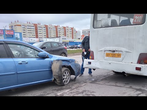 В Каменске-Уральском легковушка врезалась в автобус