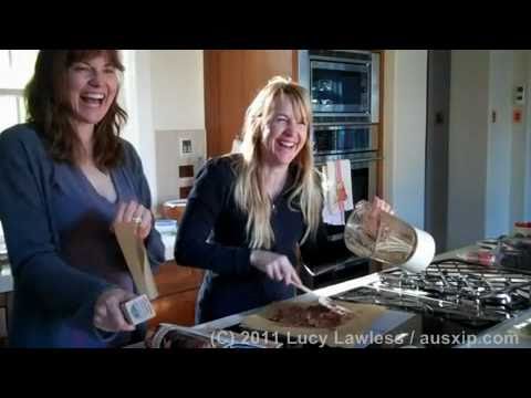 Video: Lucy Lawless nettoverdi: Wiki, gift, familie, bryllup, lønn, søsken