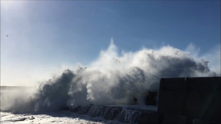 Grosses vagues en Bretagne grande marée du 28 février 2021