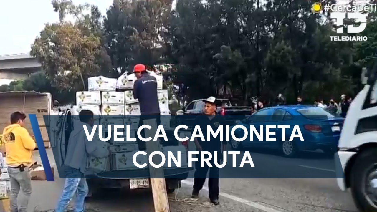 Vuelca camioneta cargada con fruta en la Autopista México-Puebla - YouTube