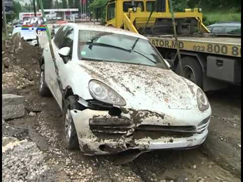 Девушка припарковала Porsche Cayenne