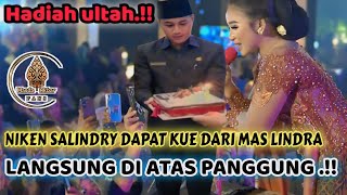 NIKEN SALINDRY DI BAWAKAN HADIAH MAS LINDRA BUPATI TUBAN SAAT MASIH PENTAS