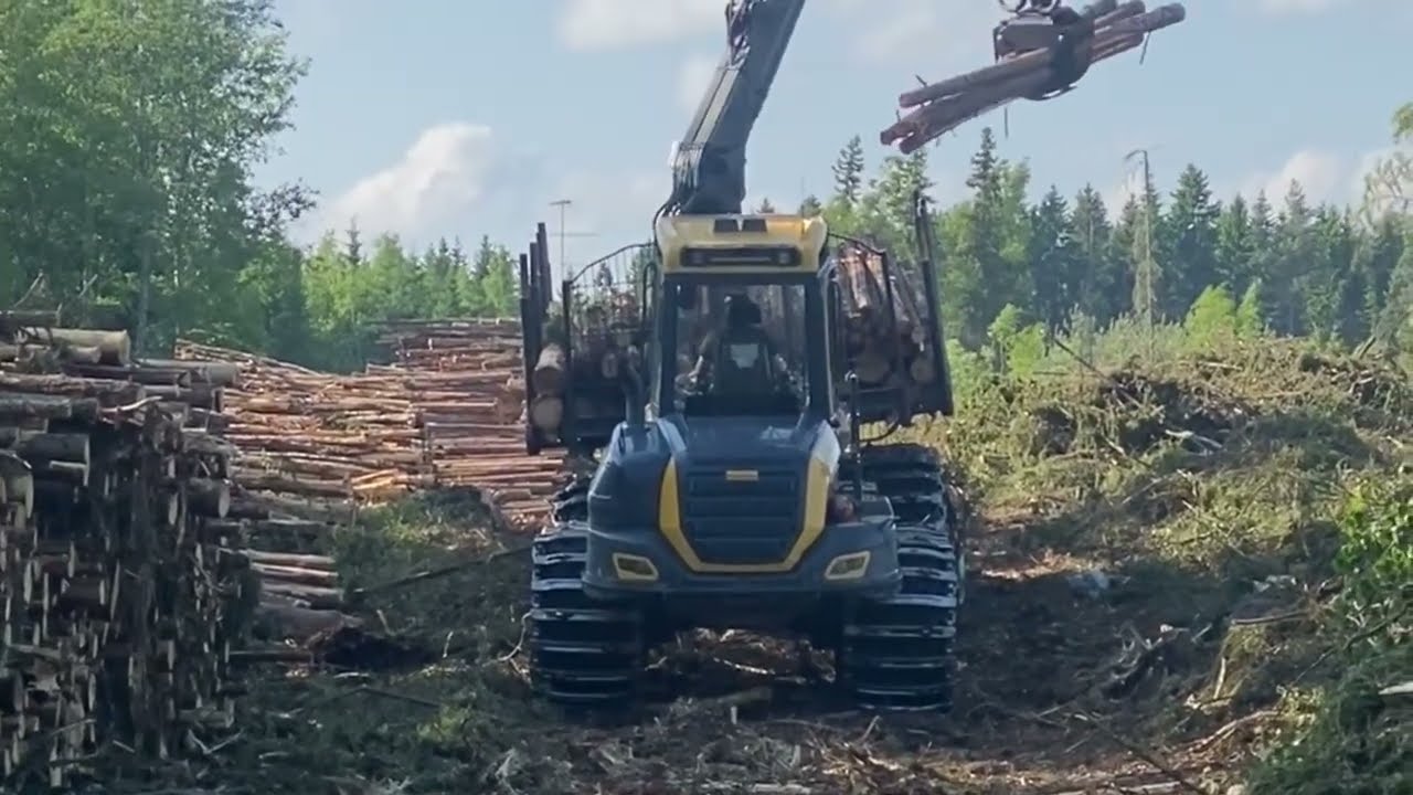 Ponsse Buffalo unloading