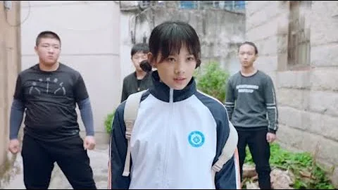 女主见义勇为，一人打四个大男人，厉害了，连学霸男神也喜欢上她 💖 中国电视剧 - 天天要闻