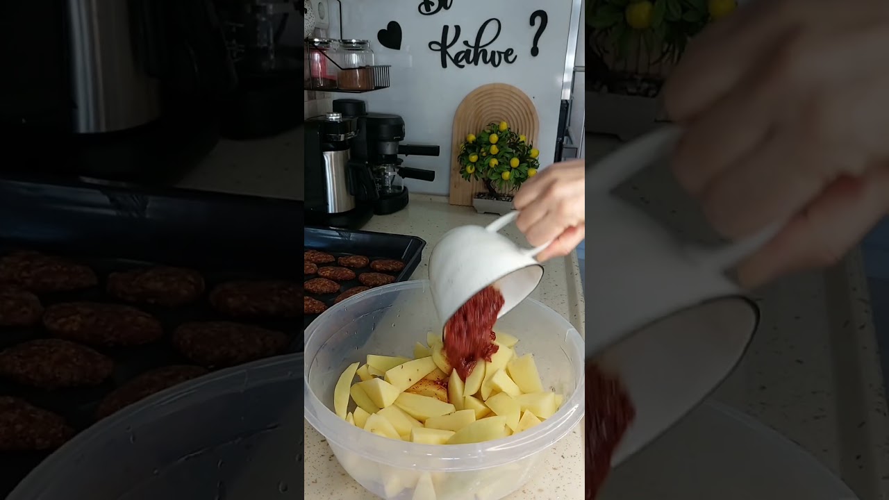 merhabalar. cok lezzetli pratik fırında köfte patates yaptım. merhabalar. cok lezzetli pratik fırında köfte patates yaptım.