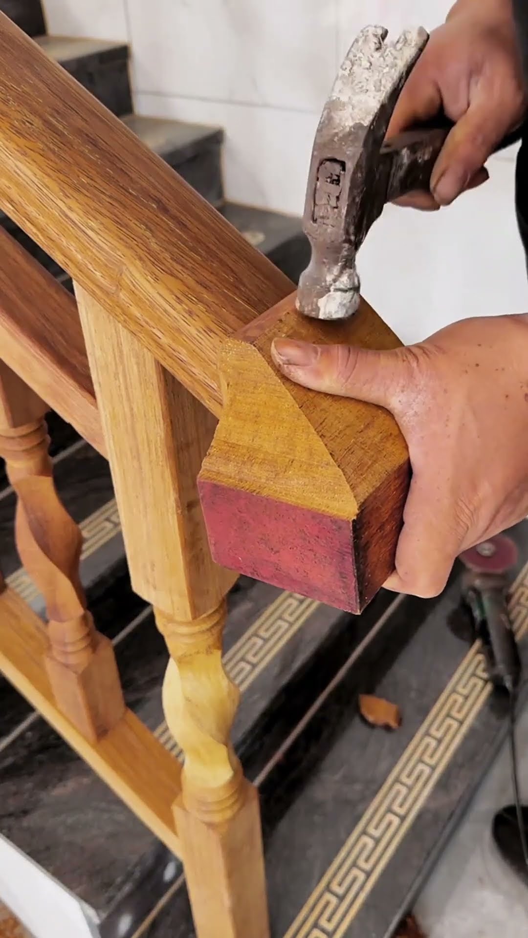 Solid wood stair railing bottom process- Good tools and machinery make work easy