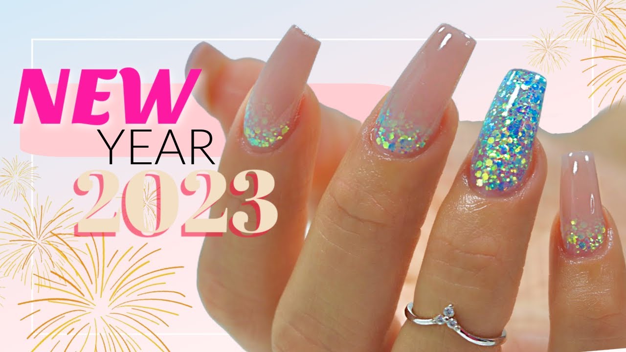 26 New Year's Eve Nail Designs to Copy For Parties and Beyond