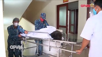 Quân y đảo Trường Sa cấp cứu ngư dân gặp nạn