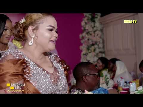 MAMA SHUGHULI AKIWALISHA KEKI WAGENI WAKE WOTE WALIO UTHURIA 40 YA MTOTO WAKE