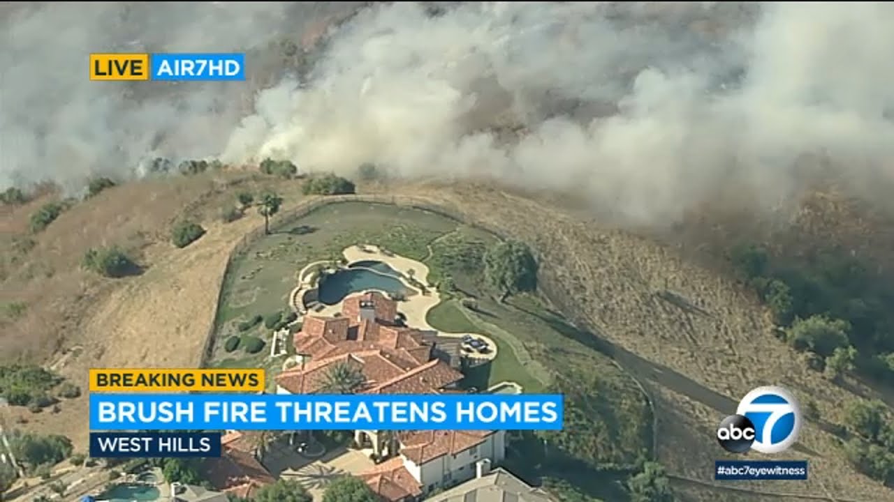 Small brush fire threatens homes in West Hills - YouTube