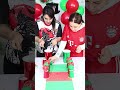 هرکس زودتر با سیخ های چوبی توپ هارو داخل لیوان بزرگ بندازه برنده میشه مسابقه Merrychristmas 