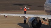 女性マーシャラー Marshaller 飛行機を誘導した後 必ず一礼する礼儀正しいマーシャラー全日空 All Nippon Airways 羽田空港 Youtube 女性マーシャラー Marshaller 飛行機を誘導した後 必ず一礼する礼儀正しいマーシャラー全日空 All Nippon Airways 羽田空港 Youtube