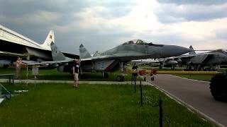 Буксировка МИГ-29 в музее ВВС.Монино(, 2014-06-09T06:43:48.000Z)