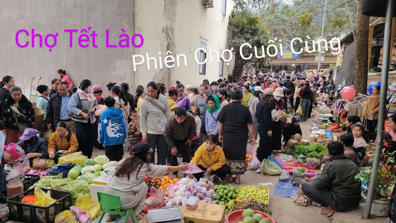 На приграничном рынке Вьетнама и Лаоса в дни, предшествующие празднику Тет, продается много товар...