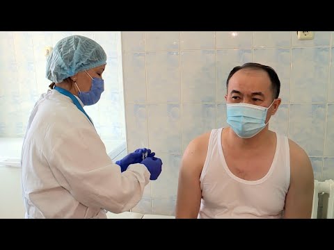 Вакцинация от COVID-19: кто первым получил прививку в регионах Казахстана
