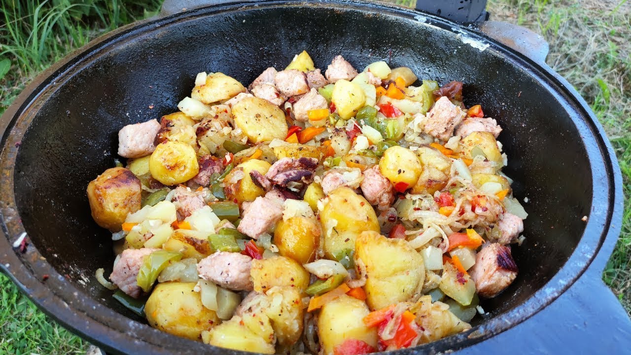 Свинина с картошкой и овощами в казане. Мясо с овощами в казане. Овощи в казане на костре. Картошка с мясом в казане на костре с овощами. Свинина с овощами в казане на костре.