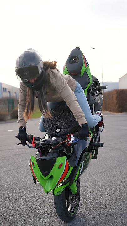 15 years later… and this is still my favorite thing to do ❤️ #kawasaki #stuntgirl #moto #bikergirl