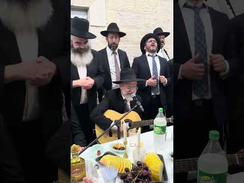 ובנה אותה בקרוב בימינו - ר' הלל פלאי שר יחד עם ראשי ורבני דרשו בסוכתו של נשיא דרשו הגר"ד הופשטטר