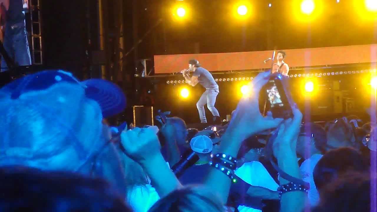Luke Bryan Kiss Tomorrow Goodbye (Live CMA Fest 2012) YouTube