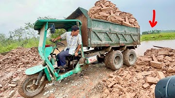 CÔNG NÔNG SIÊU KHOẺ CHỞ ĐẤT NGÀY MƯA BÃO SA LẦY CỰC CĂNG | Tricycle loads soil during storm