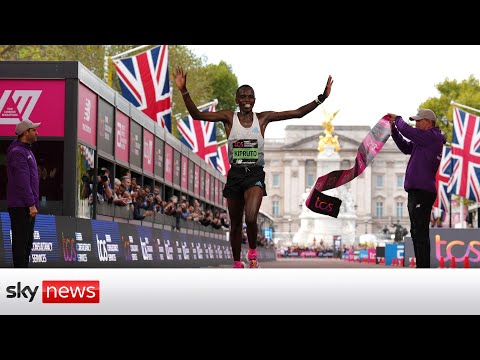 More than 40,000 runners tackle london marathon
