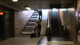 Marketing de guerrilla - Piano escaleras metro de Estocolmo. Piano stairs.mp4